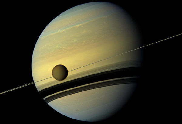 titan_tav_szaturnusz_a_holdjaval_kep_nasa